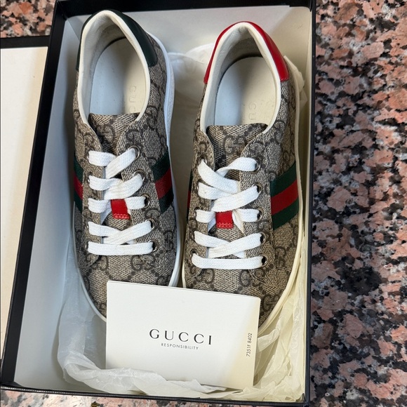 Gucci Beige Monogram Sneakers with Red and Green Accents - Picture 2 of 6